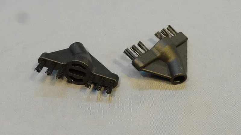 Spazzolino triangolare con setole per triploSimac