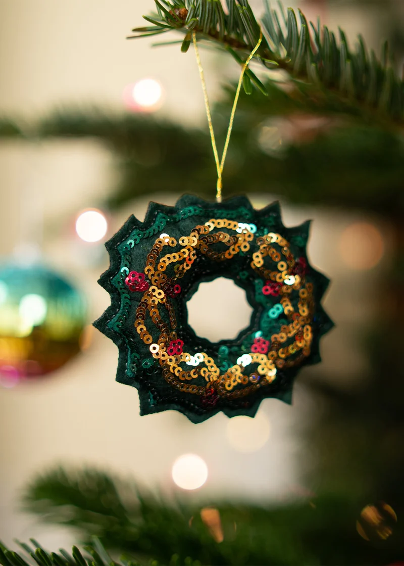 Hanging ornament - Wreath with sequins