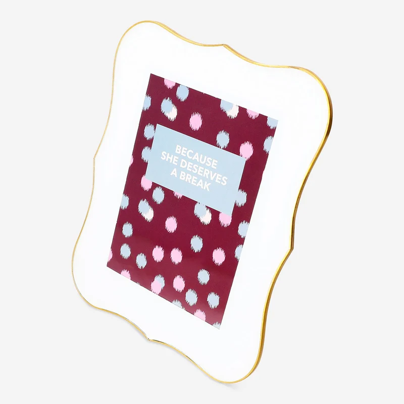 Scalloped picture frame with gold trim -13x18 cm
