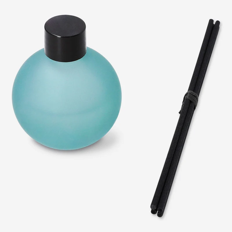 Reed diffuser with cardamom and chestnut fragrance