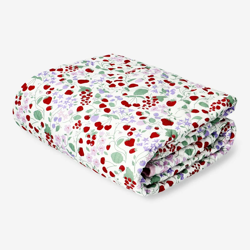 Quilted blanket with strawberry print - 170x130 cm