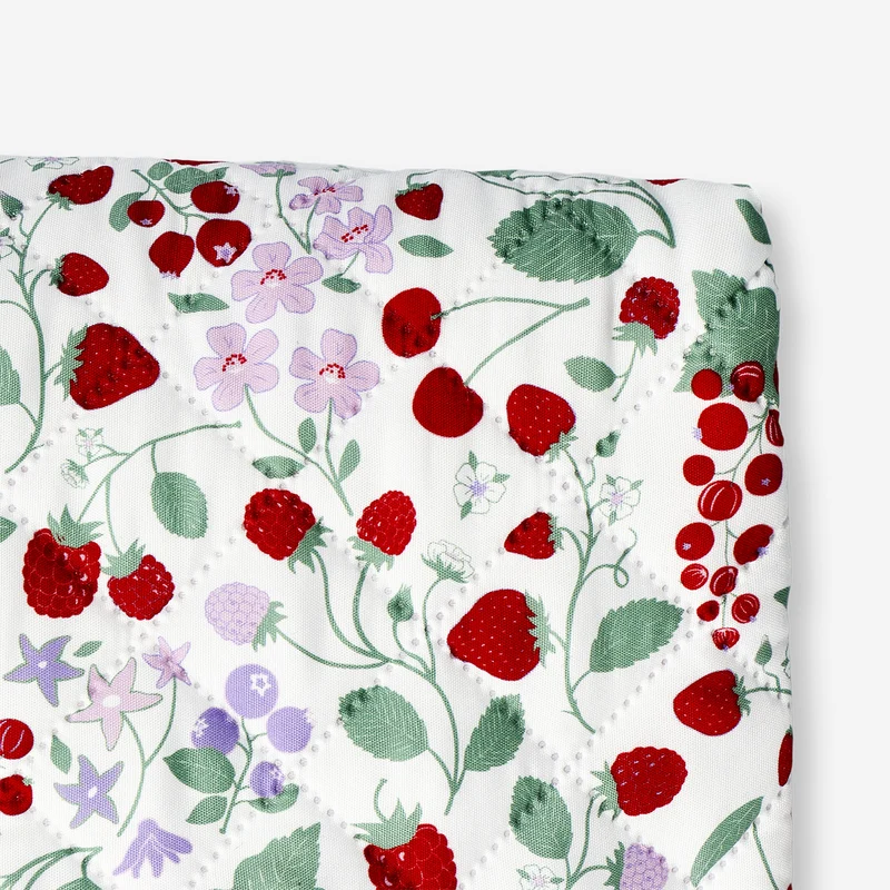 Quilted blanket with strawberry print - 170x130 cm