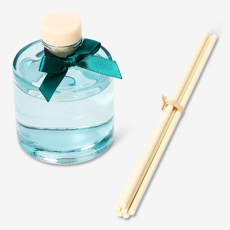 Reed diffuser with evergreen fragrance
