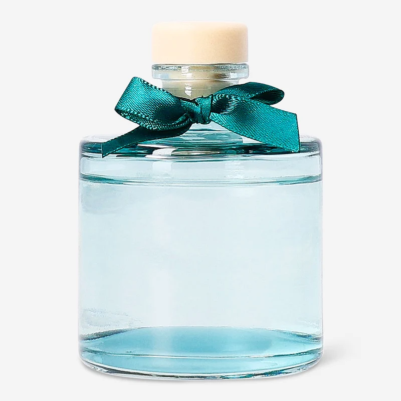 Reed diffuser with evergreen fragrance
