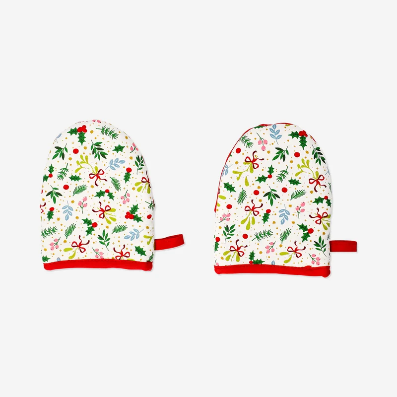 Oven mitts with silicone protection and Christmas print