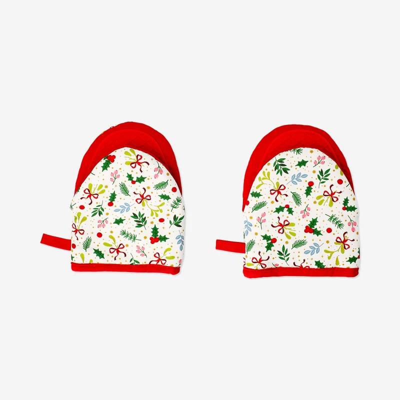 Oven mitts with silicone protection and Christmas print
