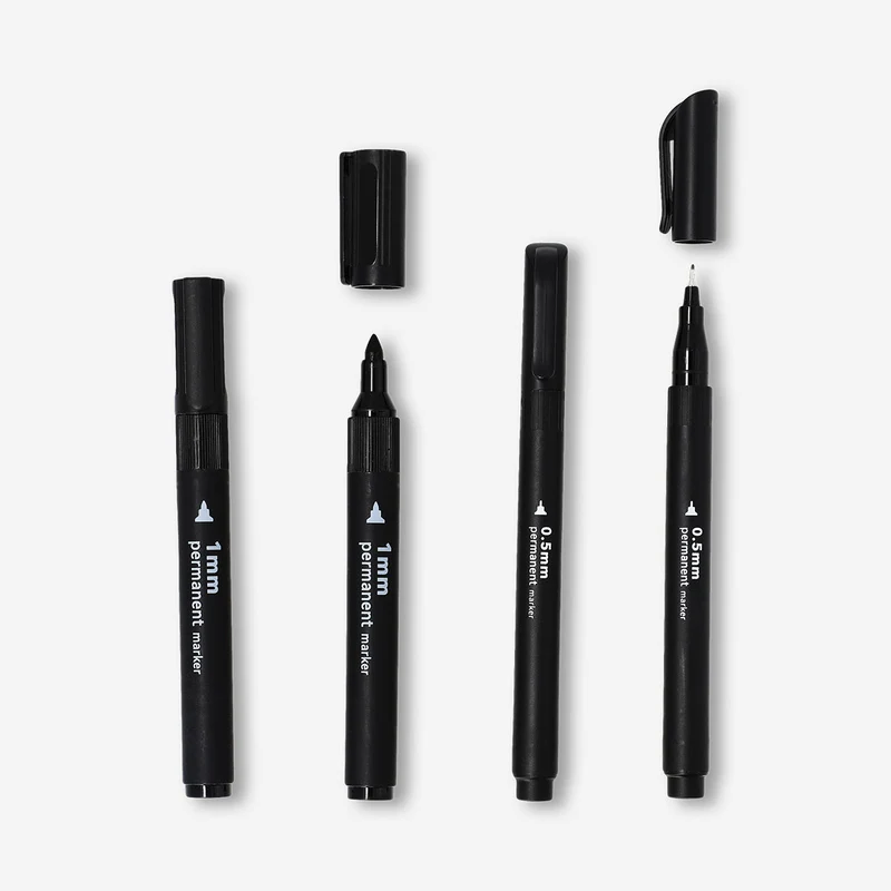 Black permanent markers - 4 pcs