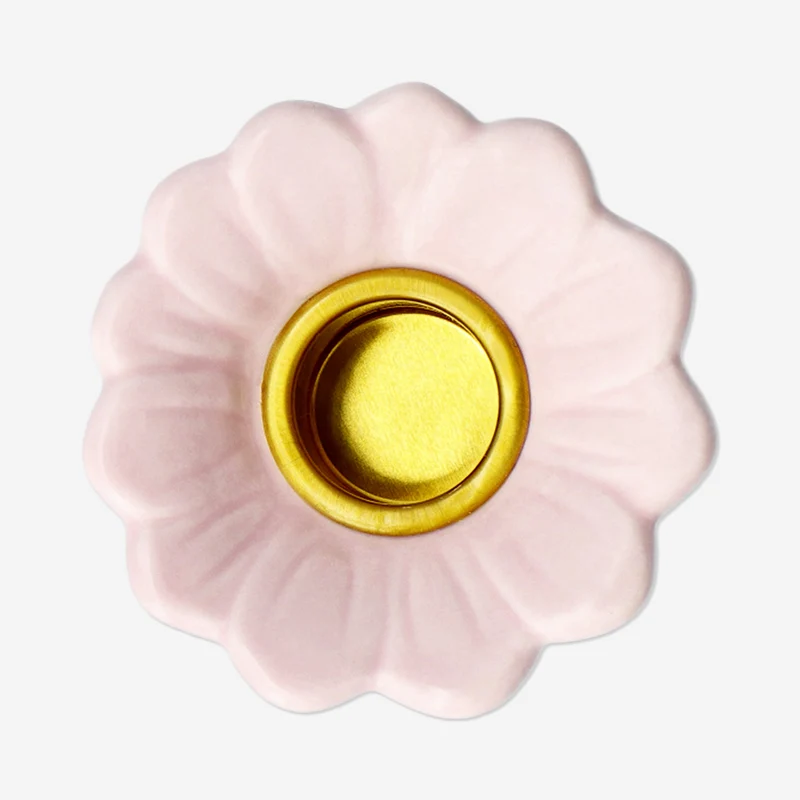 Daisy flower candle holder