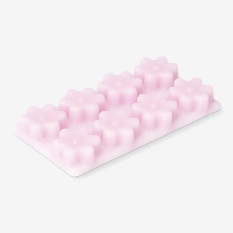 Scented flower wax melt with apricot and magnolia fragrance