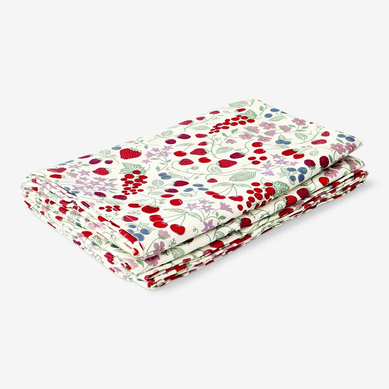 Tablecloth with strawberry print - 140x220 cm