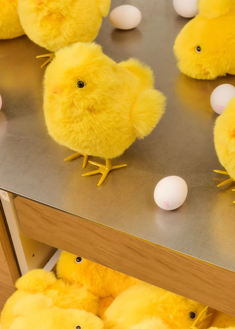 Decorative furry chick - 19 cm