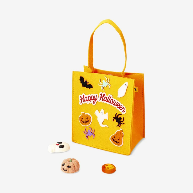 Trick or treat felt bag with candy - Vanilla and strawberry flavours