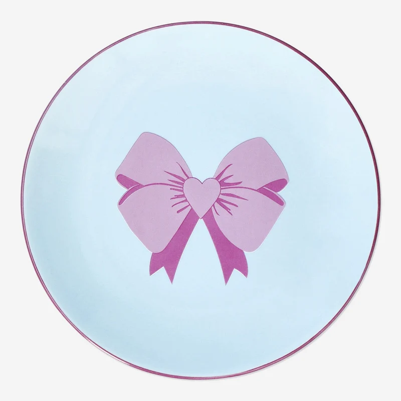 Ceramic plate with bow