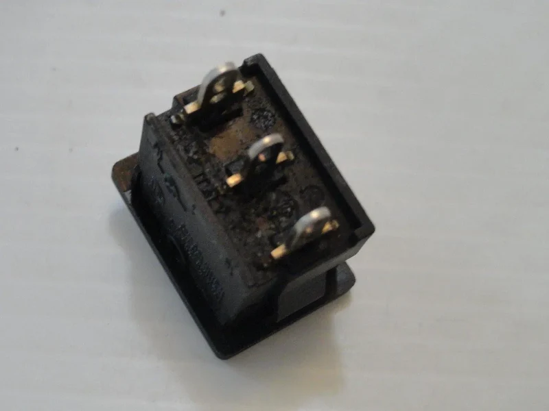 Interruttore deviatore a saldare 19x13 3 contatti rosso per phon Ennebiservice