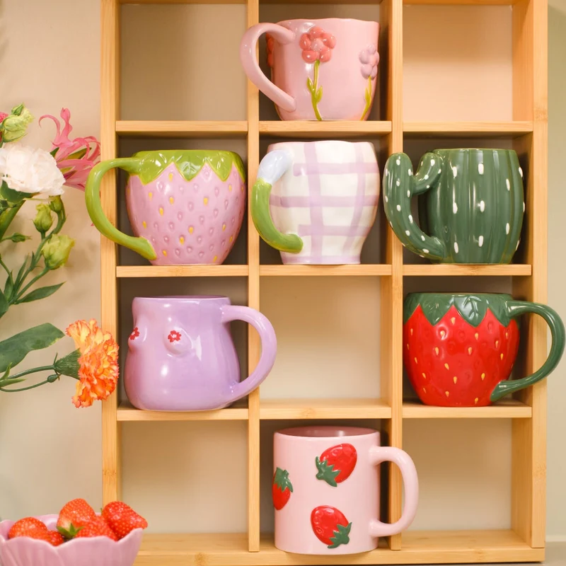 Mug with embossed flowers - 330 ml