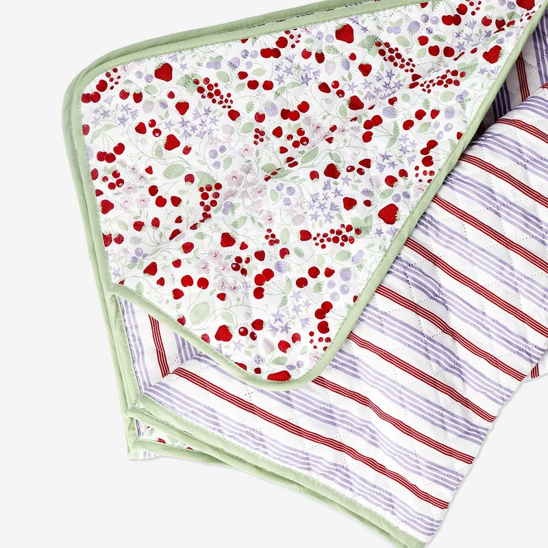 Quited blanket with forrest fruits print