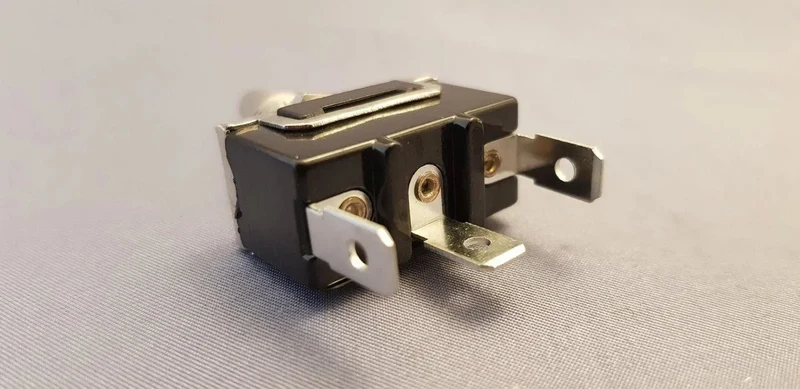Commutatore con levetta tre contatti 10a Micromic