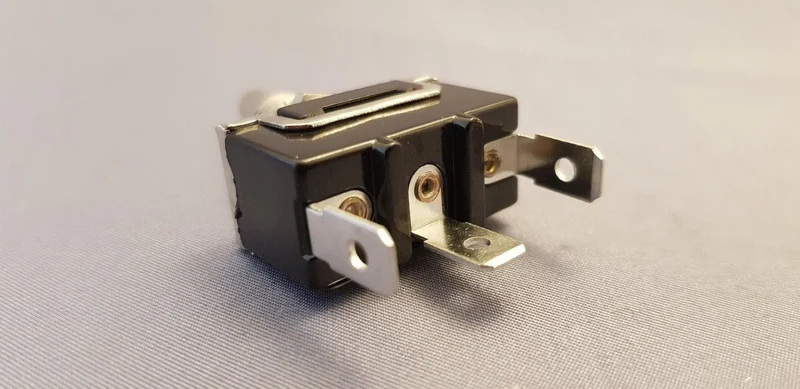 Commutatore con levetta tre contatti 10a Micromic