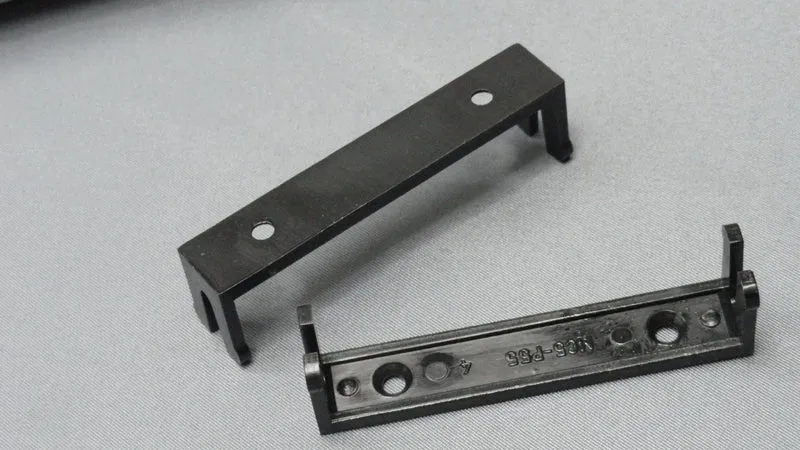Staffa fissaggio in plastica per dosatore mc5-p-55 nera Ariete 1 pz