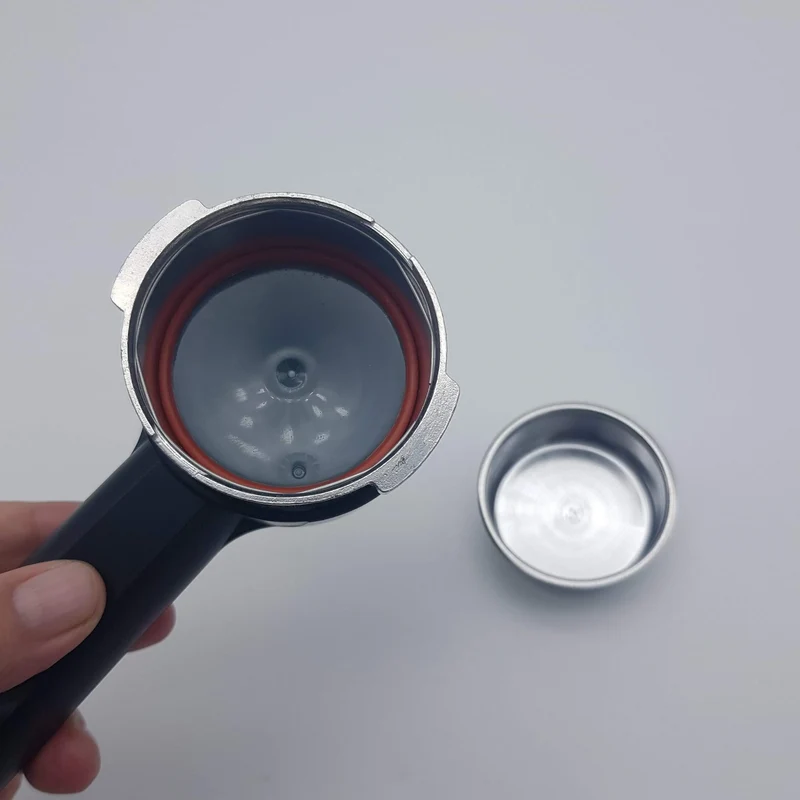 Portafiltro Pressurizzato Crema Nero per Macchine Manuali Saeco e Gaggia (escluse "Nina") – Ricambio Originale